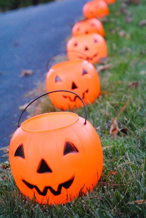 Pumpkin Pails Ideas, Mysterious Lighting, Glowing Pumpkin, Pumpkin Pail, Halloween Diy Outdoor, Plastic Pumpkins, Halloween Tattoo, Halloween Outdoor, Portfolio Ideas