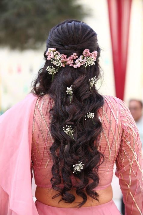 Dulhan Hairstyles Indian Bridal Open Hair, Hairstyles With Fresh Flowers, Peinados Para Xv Años, Hairstyles For Lehenga, Hairstyles On Saree, Hair Braid Indian, Wedding Brainstorming, Mehendi Ideas, Engagement Hair