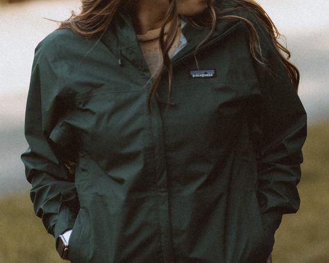 Patagonia Outfit Aesthetic, Patagonia Aesthetic, Green Patagonia Jacket, Patagonia Rain Jacket, Green Rain Jacket, Jacket Aesthetic, Dark Green Jacket, Patagonia Outfit, Patagonia Jacket