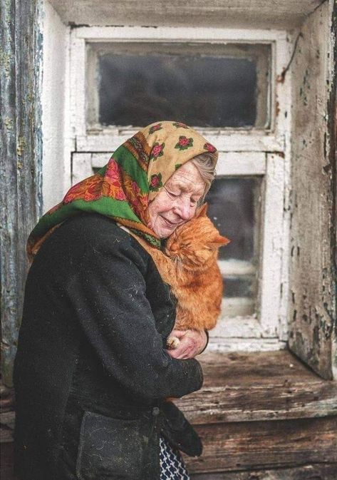 She And Her Cat, Baby Elefant, Photographie Portrait Inspiration, Old Woman, Cat People, 귀여운 동물, Animals Friends, Cat Lady, Cat Love