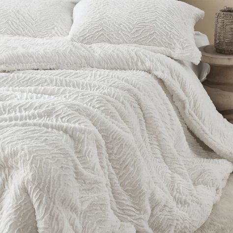 Oversized King Comforter, Bedroom Decor Bohemian, College Dorm Room Inspiration, Oversized Comforter, Twin Xl Comforter, Pink Bedroom Decor, White Bed, White Comforter, Shabby Chic Diy