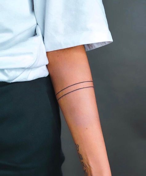 Womens Arm Band Tattoo Simple, Line Around Forearm Tattoo, Ink Stripes Tattoo, Minimal Band Tattoo, Woman Band Tattoo, Tattoo Around Arm Bands, 2 Line Tattoo Arm, Dainty Band Tattoo, Small Arm Band Tattoo