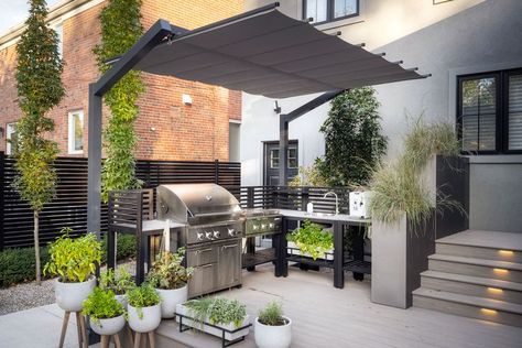 Freestanding retractable canopy over an outdoor kitchen in Toronto. Outdoor Kitchen Sink, Garden Decking, Small Outdoor Kitchens, Granite Kitchen Counters, Decking Ideas, Black Kitchen Sink, Retractable Canopy, Wood Patio Furniture, Patio Kitchen