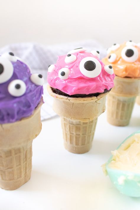 Punny EYEscream Cone Cupcakes for Halloween!  #halloweendessert #kidsdessert Halloween Ice Cream Party, Cone Cupcakes, Halloween Ice Cream, Ice Cream Cone Cupcakes, Cake In A Cone, Cupcake Cones, Halloween Party Treats, Kid Desserts, Diy Cupcakes