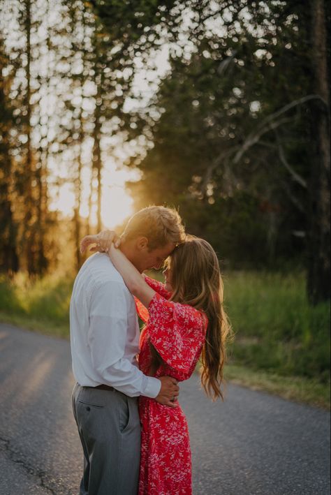 Creek Minis, Couple Dance Poses, Field Pictures, Couple Inspo, Anniversary Shoot, Senior Ideas, Country Couples, Couples Pictures, Engagement Pictures Poses