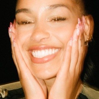 Jorja Smith Aesthetic, Smith Aesthetic, Hooded Eyelids, Eco Friendly Makeup, Natural Mascara, Music Poster Ideas, Jorja Smith, Black Pigment, French Beauty