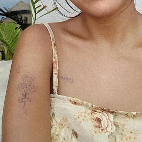 Band aid flower bouquet Band Aid Flower Tattoo, Band Aid Tattoo, First Tattoos, Flower Bouquet Tattoo, Bouquet Tattoo, Plant Tattoo, Cute Little Tattoos, Flower Band, Band Tattoo