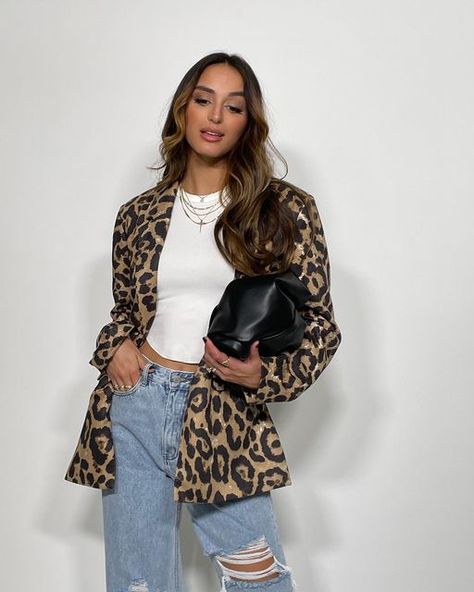 Cheetah Blazer Outfit, Leopard Print Jacket Outfit Winter, Animal Print Blazer Outfit, Leopard Print Style, Leopard Blazer Outfit Street Style, Animal Outfit, Cheetah Print Coat Outfits, Cheetah Jacket Outfit, Leopard Blazer Outfit