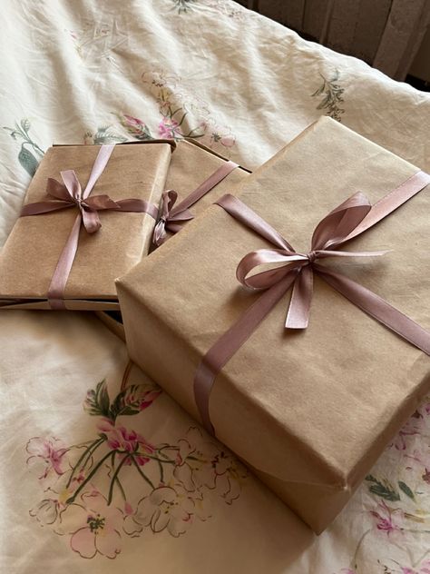 Cute Ways To Wrap A Gift, Packing Presents, Christmas Present Decor, Pr Unboxing, Etsy Packaging, Amazon Decor, Gifts For My Girlfriend, Cosy Christmas, Gift Inspo