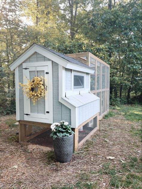 Chicks are ready for spring Green And White Chicken Coop, Chick House Ideas, Pretty Chicken Coop, Quail Coop, Cute Chicken Coops, Chicken Coop Garden, Chicken Barn, Chicken Home, Backyard Chicken Coop Plans