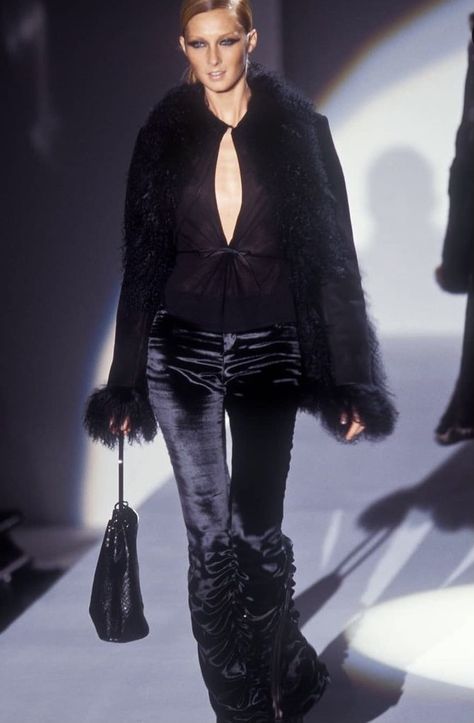 gucci fw 99 Maggie Rizer, Gucci By Tom Ford, Gucci Runway, Tom Ford Gucci, Mongolian Lamb, 90s Runway Fashion, Shearling Coat, Runway Collection, 2000s Fashion