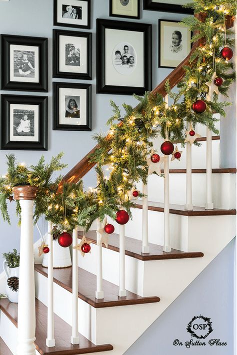 DIY Christmas Stairway Garland with white lights, stars and red balls. Xmas Stairs, Stair Garland, Stairway Garland, Christmas Banister, Christmas Party Decorations Diy, Christmas Stairs, Christmas Entry, Diy Christmas Party, Chirstmas Decor