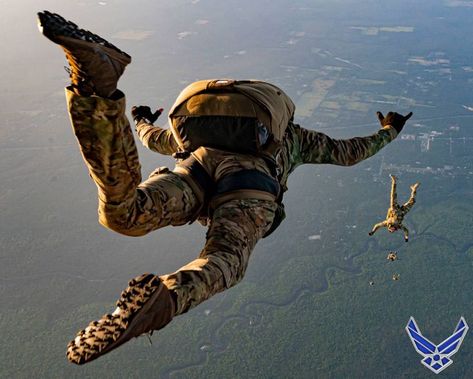 U.S. Air Force operators with the 492nd Special Operations Wing conduct a free-fall jump mission out of the back of an MC-130J Commando II during an Emerald Warrior 22.1 mission over Eglin Range, Florida. Air Force Special Warfare, Air Force Pararescue, Patriotic Photos, Air Force Special Operations, Air Force Military, Stories Quotes, Military Wallpaper, Navy Life, Army Video