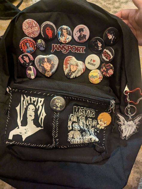 Backpacks With Pins, Decorated Backpack, Pins On Backpack, Izzy Core, Backpack With Pins, Decorated Bag, Backpack Art, Backpack Ideas, Patches For Clothes