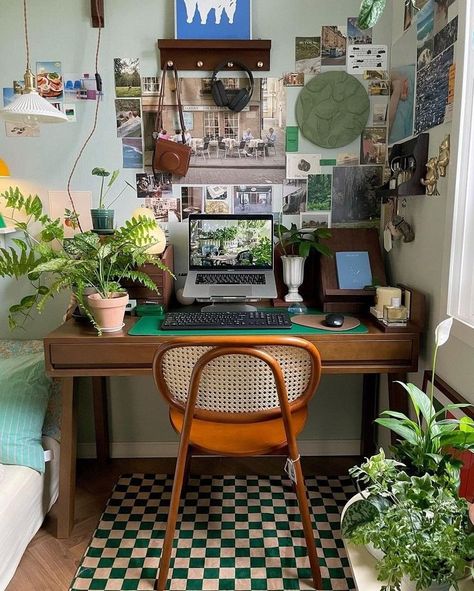 𝓐• (@fullofftearss) on X Desk Ispo, Room References, Cozy Study, Cozy Desk, Room Deco, Cozy Room Decor, Aesthetic Rooms, Dream Room Inspiration, Green Rooms