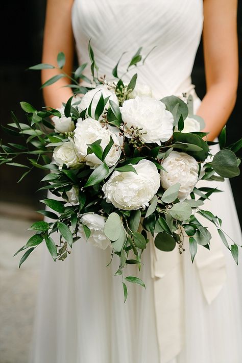 Kate and Andrew’s Green White and Gold Elegant and Minimal New York Wedding Green Wedding Flowers, Flowers And Greenery, Bridal Bouquet Flowers, Winter Wedding Flowers, White Wedding Bouquets, Wedding Flower Inspiration, White Wedding Flowers, Wedding Boho, White Bouquet