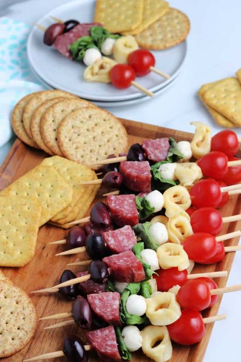 Make these gorgeous and delicious antipasto kabobs for your next party or holiday gathering. Antipasto Skewers are a fabulous appetizer everyone will love. Marinated Mozzarella Balls, Antipasto Kabobs, Antipasto Recipes, Marinated Mozzarella, Happy Hour Appetizers, Antipasto Skewers, Mozzarella Balls, Antipasto Salad, Mini Appetizers