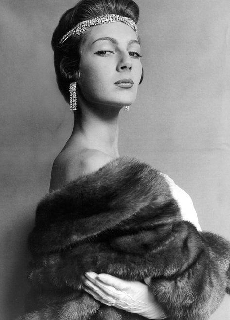 Fiona Campbell-Walter wearing mink stole from Calman Links, photo by Cecil Beaton, Vogue, August 1954 Mink Stole, English Fashion, Patrick Demarchelier, Cecil Beaton, Vintage Blog, Tim Walker, Vintage Fur, Moda Vintage, Vintage Glamour