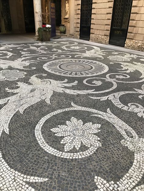 Mosaic Floor Tile, Mosaic Floor, Metal Artwork Wall, Pebble Mosaic, Mosaic Garden, Mosaic Flooring, Garden Pathway, Mosaic Designs, Stone Mosaic