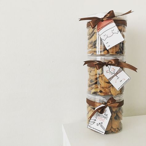 Cookies Packaging Ideas In A Jar, Hampers Cookies, Hampers Kue Kering, Red Velvet Chocolate Chip Cookies, Ide Hampers, Cookie Gift Packaging, Hampers Idea, Xmas Hampers, Bakery Packaging Design