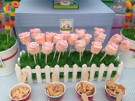 Peppa Pig Marshmallow Pops, Pig Birthday Decorations, Peppa Pig Birthday Party Ideas, George Pig Party, Pig Birthday Party Ideas, Peppa Pig Birthday Party Decorations, Greta Gris, Kitty Cupcakes, Peppa Party