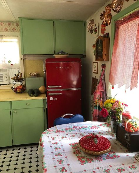 Alla inlägg • Instagram Red And Green Kitchen Color Scheme, Green And Red Kitchen, 50s Home Decor, Mint Green Kitchen, 50s House, 50s Home, Cozy Kitchens, Green Kitchens, Green Appliances