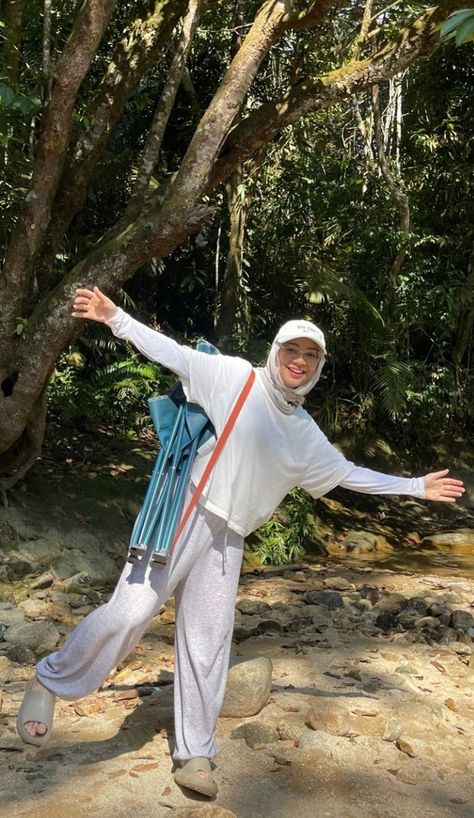 Hijab Camping Outfit, Hijab Outfit Beach Style, Outfit Ideas For Hiking, Outfit Camping Hijab, Beach Ootd Hijab, Outfit Beach Hijab, Bali Outfit Ideas Hijab, Beach Outfit Hijab, Ootd Simple