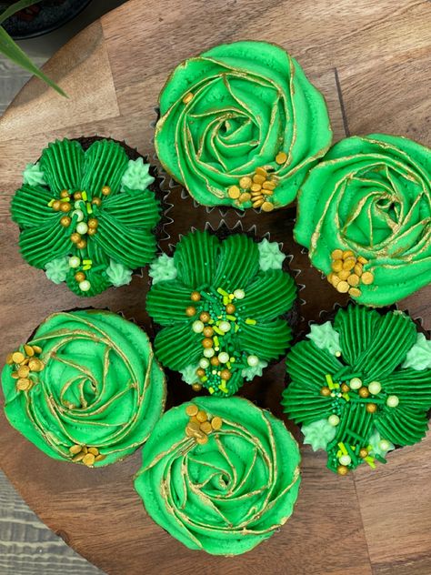 St Patrick Cupcakes Ideas, St Patricks Day Bakery Ideas, St Patricks Day Cupcake Ideas, St Patrick’s Day Cupcakes, St Patricks Day Cupcakes, Irish Cupcakes, Shamrock Cupcakes, Peppermint Frosting, St Patrick Day Snacks