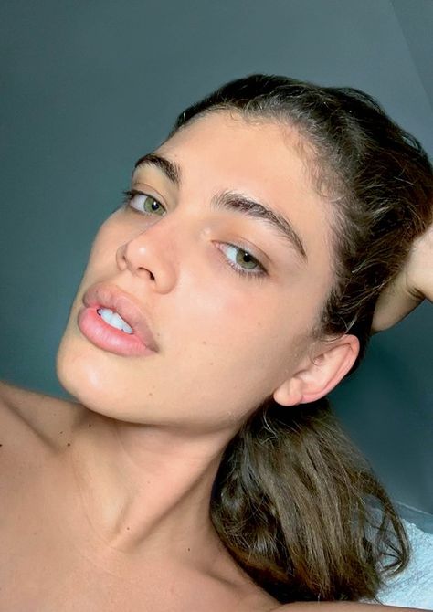 Valentina Sampaio, em autorretrato feito em Nova York, onde está passando a quarentena (Foto: Divulgação)  	   	   	   	Valentina Sampaio 	Fotografada em seu apartamento, em Nova York 	“Quando se está isolada dentro de casa é muito difícil manter a rotina de dieta e exercícios. A gente fica ansiosa, com vontade de comer mais guloseimas. Porém, tento manter o foco. Na parte da manhã, gosto de ficar na sala, pratic Valentina Sampaio, Nova York, Personal Trainer, Tie Dye, Vogue