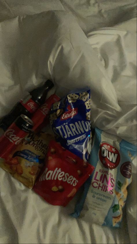 Snacks At Night Aesthetic, Snacks At Night, Snacks Aesthetic, Late Night Snacks, Night Snacks, Black Bedding, Night Aesthetic, Sweet Snacks, Late Night