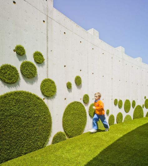 NURSERY-SCHOOL / Rocamora Arquitectura. Grass Feature Walls http://www.ArchDaily.com/425143/nursery-school-rocamora-arquitectura/ Moss Graffiti, Fake Grass, Vertical Gardens, Moss Art, Green Architecture, School Garden, Moss Wall, Nursery School, Living Wall