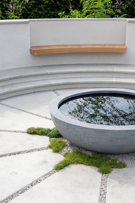 At the centre of the garden is a reflective water bowl within a circular seating area. An oak bench provides seating. Circular Garden Design, Circle Patio, Tom Simpson, Circular Patio, Hampton Court Flower Show, Pavement Design, Garden Seating Area, Diy Garden Fountains, Areas Verdes