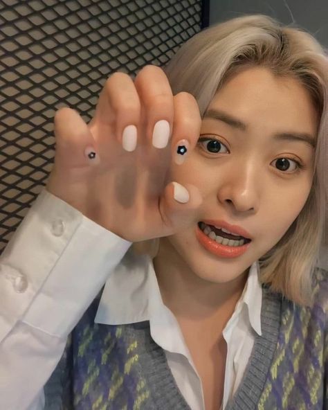 Kpop Idols Nail Art, K Pop Nails, Idol Nails, Classic Nail Designs, Graffiti Nails, Mickey Nails, Minimal Nails Art, Asian Nails, Korean Nails