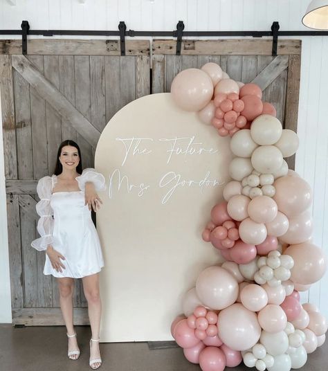 Bridal Shower Ideas Photo Booth, Hens Party Backdrop, Pink Bridal Shower Balloons, Hen Do Balloon Arch, Future Mrs Backdrop, Balloon Garland Welcome Sign, Bridal Tea Party Backdrop, Bridal Shower Backdrop Arch, Bridal Shower Balloon Arch Circle