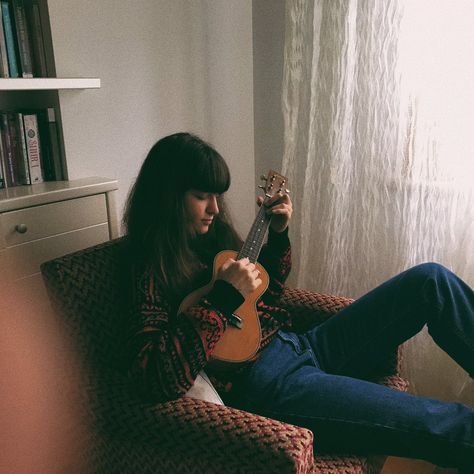 Ukele Aesthetic, Ukulele Art Aesthetic, Playing Ukulele Aesthetic, Indie Musician Aesthetic, Ukulele Photoshoot, Ukelele Aesthetic Girl, Ukulele Aesthetic Vintage, Aesthetic Ukulele, Ukulele Pictures