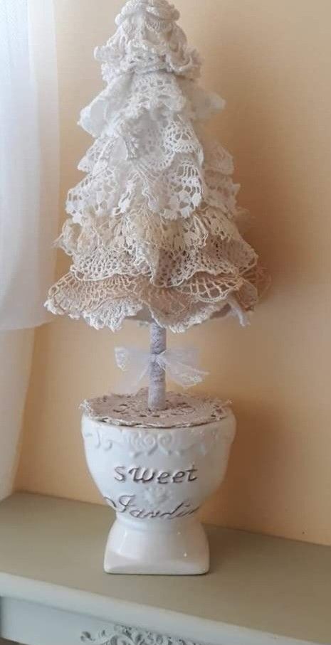 Doilies Christmas Tree, Primative Christmas Decor Diy, Shabby Christmas Decor, Shabby Chic Christmas Tree Ideas, Doily Christmas Crafts, Christmas 2024 Trends Decoration Diy, Doilies Crafts Repurposed, Fancy Christmas Decorations, Doily Christmas Tree