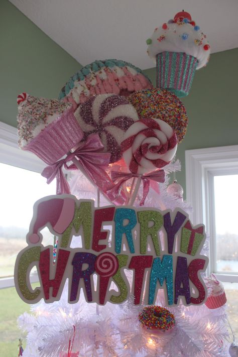 Candy Land Christmas Table Decorations, Candy Land Tree Topper, Diy Candy Tree Topper, Candy Theme Tree, Candy Themed Christmas Decor Diy, Candyland Christmas Tree Topper, Candyland Tree Topper, Diy Candyland Christmas Decorations, Christmas Candy Land Theme