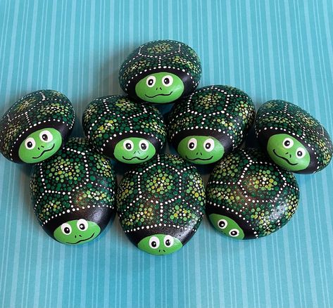 Turtle Painted Rocks, Sea Turtle Decor, Turtle Rock, Diy Rock Art, Painted Rock Animals, Art Pierre, Turtle Decor, Painted Rocks Craft, Painted Rocks Diy