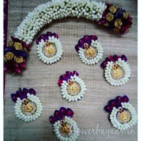 Tall your opinion we design for you like flower jewellery gajra etc.. comment us your opinion follow me: @flowerbazaarofficial  . . #garlands #bridesofinsta #weddinggarland #hinduwedding #weddingsaga Bridal Hair Half Up Medium, Bridal Hair Half Up With Veil, Messy Bridal Hair, Pelli Poola Jada, Bohemian Bridal Hair, Poola Jada, Short Bridal Hair, Fresh Flower Jewelry, Bridal Hair Decorations