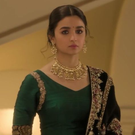 😩🖤 #Kalank Salwar Neck Designs, Alia Bhatt Photoshoot, Shadi Dresses, Indian Designer Suits, Dress Neck Designs, Indian Bridal Dress, Bollywood Wedding, Indian Bridal Fashion, Designer Party Wear Dresses