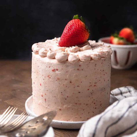 This delicious strawberry vanilla cake has 3 soft and tender vanilla cake layers. It's topped and filled with strawberry buttercream. Strawberry Crumb Cake, Strawberry Cream Cheese Icebox Cake, Cream Cheese Icebox Cake, Vanilla Buttercream Icing, Strawberry Vanilla Cake, Strawberry Cake Filling, Swiss Rolls, Moist Vanilla Cake, Yum Recipes