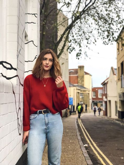 Red Shirt Winter Outfit, Jeans And Red Top Outfit, Crop Jumper Outfit, Red Tshirt Outfit Casual, Red Shirt And Jeans Outfit, Red Top Outfit Ideas, Red Clothes Casual, Red Oversized Tshirt Outfit, Red Longsleeves Outfit