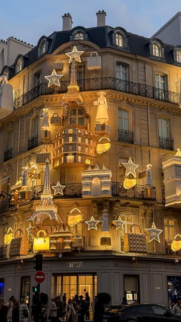 Sammy Royal | Paris + Travel on Instagram: "Christmas at Dior in Paris ✨🤩  📍Dior, 30 Av. Montaigne, 8th arrondissement, Paris   Avenue Montaigne is looking so stunning with all the Christmas lights, more to come soon ✨✨  Don’t forget to save this reel and share with someone that might like it 🤍 . . . #paris #france #exploringparis #loveparis #ig_paris #cityoflights #hipparis  #parisjetaime #europe #parisfrance #parisstreets #expat #visitparis #photography #travel #christmasinparis #dior #avenuemontaigne  Paris travel | Paris Christmas | Paris places" Christmas In Paris Wallpaper, Stuff To Do In Paris, Paris At Christmas Time, Paris In Christmas, Christmas In Paris Aesthetic, Paris Aesthetic Winter, Paris Nye, New Year In Paris, Paris New Years Eve