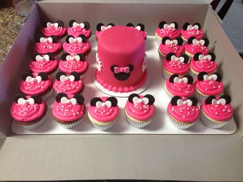 Minnie Mouse Cupcake Cake Ideas | Minnie Mouse smash cake and cupcakes Minnie Mouse Cupcake Cake, Disney Stores, Cakes Disney, Nemo Disney, Minnie Mouse Decorations, Disney Parties, Mouse Cupcakes, Minnie Mouse Cupcakes, Minnie Mouse Birthday Cakes