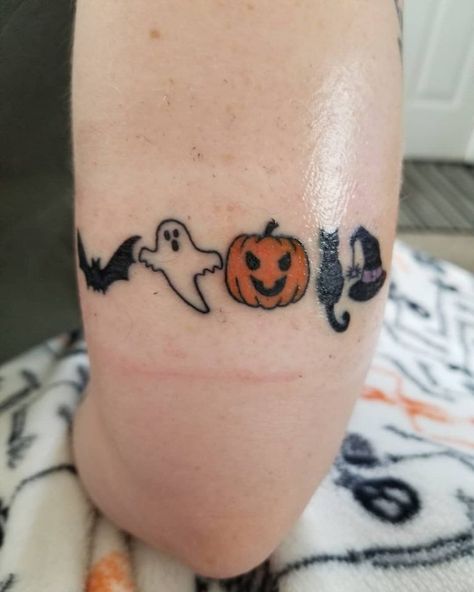 170 Spooky Halloween Tattoos Ideas With Pics (2022) - TattoosBoyGirl Cute Halloween Tattoos, Tattoos 2024, Pumpkin Tattoo, Witch Tattoo, Inspiration Tattoo, Tattoos Geometric, Spooky Tattoos, Halloween Tattoo, Horror Tattoo