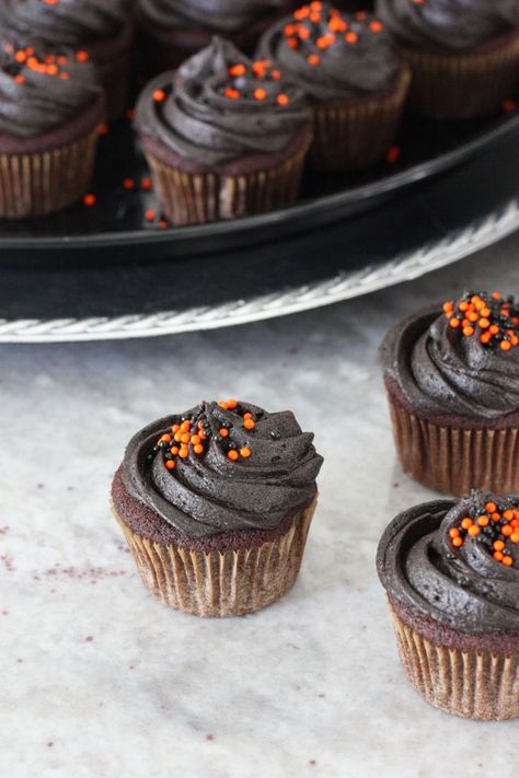 Making black frosting is easier than you think! This black buttercream recipe is tasty and doesn't have to use any food coloring. Black Velvet Cupcakes, Black Cocoa Powder, Black Buttercream, Oreo Cookie Flavors, Cupcakes For Halloween, Black Frosting, Halloween Food Cupcakes, Black Cupcakes, Cupcakes Easy