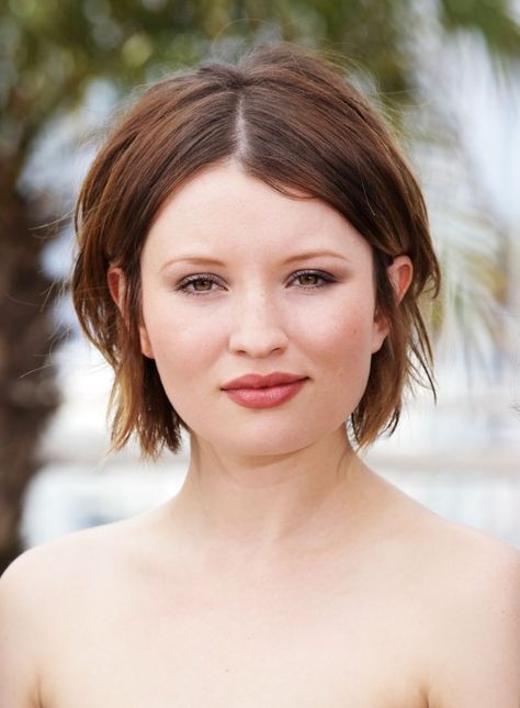 Short hair with middle part Center Part Hairstyles, Celebrity Short Hair, Emily Browning, Middle Part Hairstyles, Square Face Hairstyles, Straight Hair Cuts, Asymmetrical Hairstyles, Hair Styles 2014, Short Straight Hair