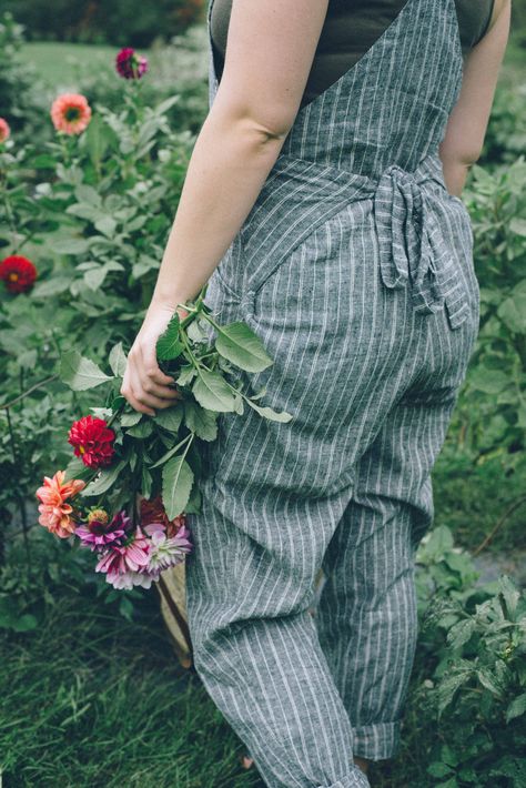 A Daily Something | Meet Lady Farmer, a Sustainable Apparel Company Overalls Gardening, Farmer Aesthetic, Gardening Apparel, Gardening Style, Gardening Clothes, Farm Fashion, Garden Fashion, Farmer Girl, Farm Clothes