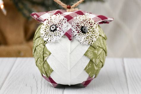 Quilted Xmas Ornaments, Fabric Pinecone Ornaments, Handmade Christmas Ornaments Fabric, Xmas Patchwork Ideas, Fabric Tree Ornaments Diy, Fabric Christmas Ornaments To Make, Christmas Quilted Ornaments, Fabric Pinecone Ornaments Diy, Christmas Ornaments Patterns