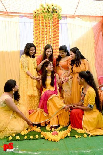 Haldi Bride Friends Poses, Haldi Photoshoot With Friends, Haldi Look For Bride Sister, Haldi Dress Ideas For Sisters, Mehndi Photoshoot, Haldi Photography Ideas, Mehndi Poses, Haldi Look For Bride, Haldi Photos